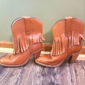 Frye women size 8 fringed boot